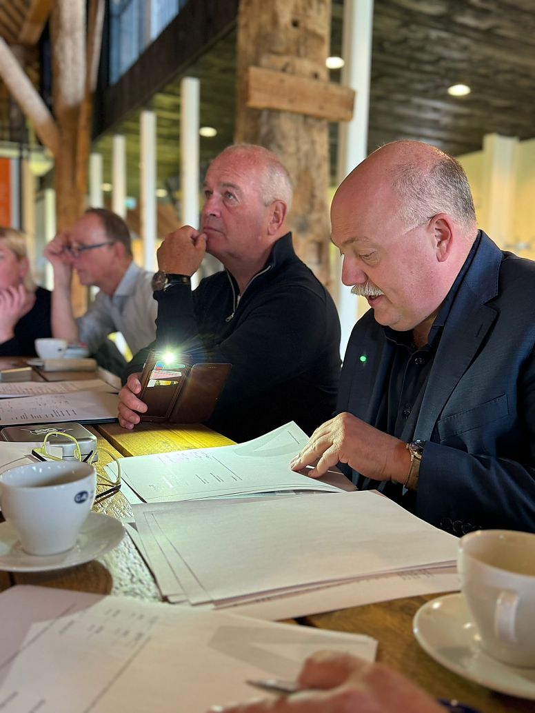 Voorzitter Guus Vries en penningmeester Erik Mostert